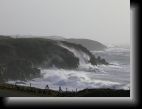 Plouarzel, le 10 mars 2008
Telle une horde barbare, aidée par le fort coefficient de marée,
la mer part à l'assaut des falaises. Celle-ci y laissera des plumes...