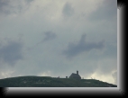 Monts d'Arrée, le 10 mai 2008
Sous un ciel inquiétant, la rassurante chapelle St-Michel
attire de nombreux visiteurs...